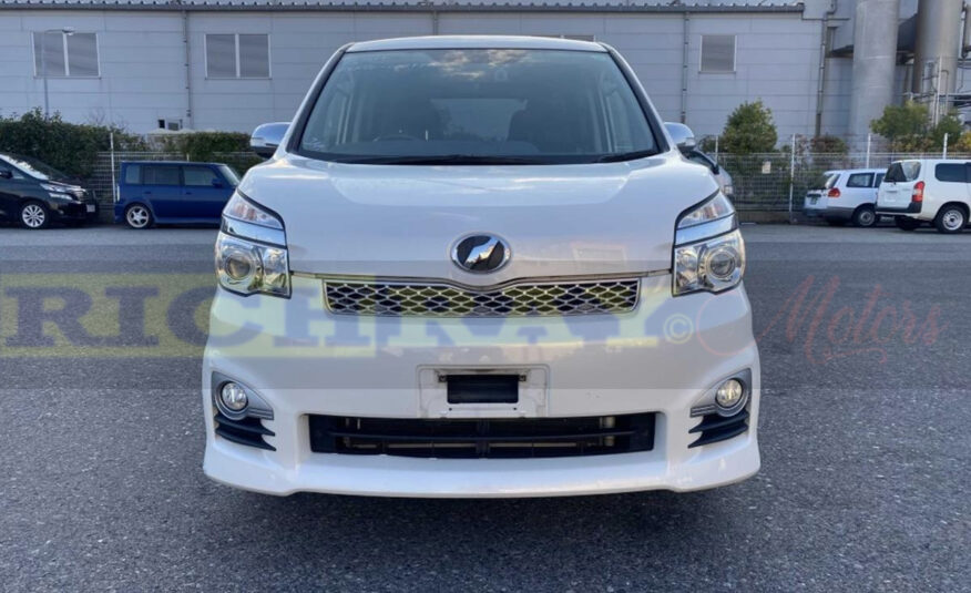 2013 White Toyota Voxy ZS