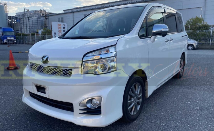 2013 White Toyota Voxy ZS