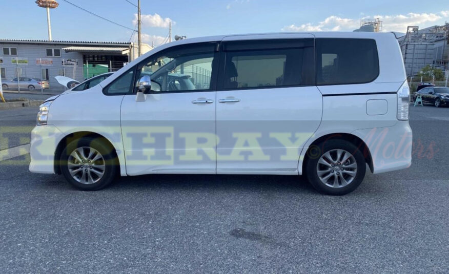 2013 White Toyota Voxy ZS