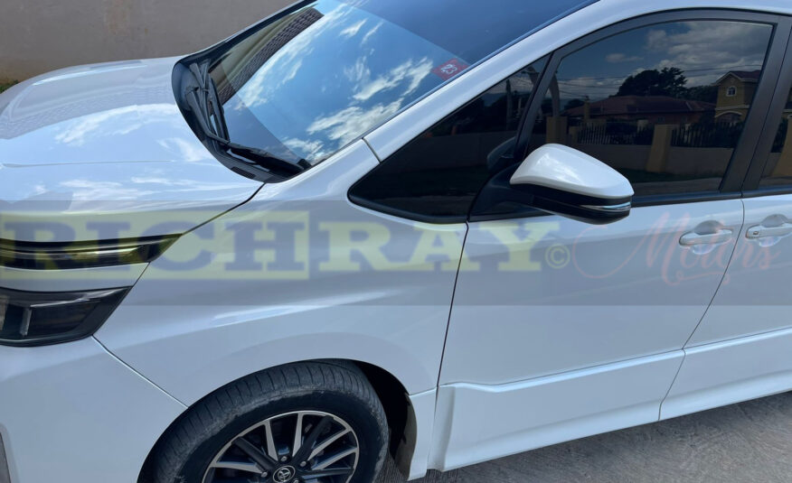 2018 White Toyota Voxy ZS Kirameki